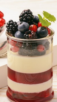 Panna cotta w szklance z owocami