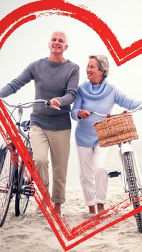 Para z rowerami na plaży