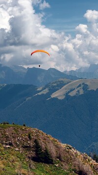 Paralotniarz nad górami