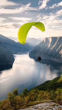 Paralotniarz w norweskich fiordach