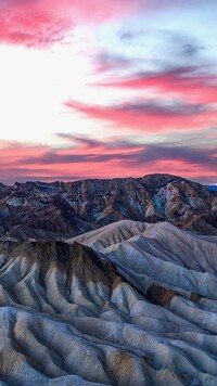 Park Narodowy Doliny Śmierci pod kolorowym niebem