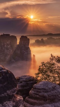 Park Narodowy Saskiej Szwajcarii we mgle