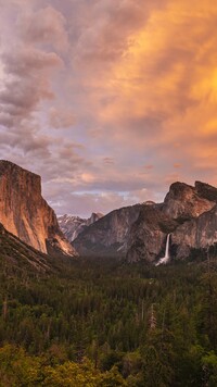 Park Narodowy Yosemite pod kolorowym niebem