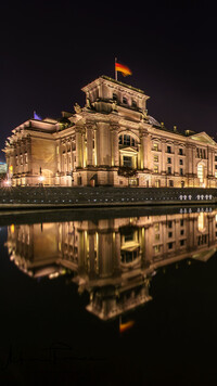 Parlament w Berlinie nocą
