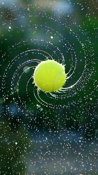 Piłeczka tenisowa w spirali kropel wody
