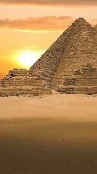 Piramida o zachodzie słońca