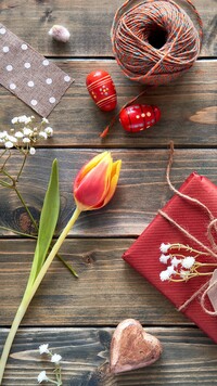Pisanki i tulipan obok prezentu