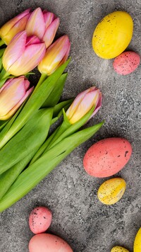 Pisanki i tulipany na szarym tle