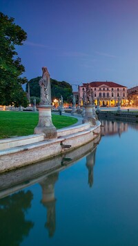 Plac Prato della Valle i posągi wzdłuż kanału