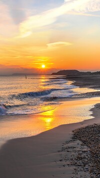 Plaża i morze w blasku zachodzącego słońca