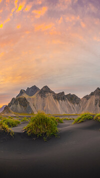 Plaża z czarnym piaskiem u podnóża góry Vestrahorn