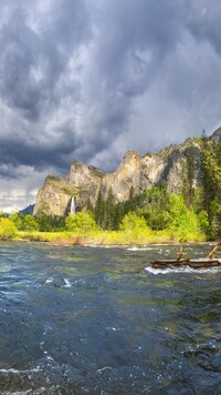 Pochmurne niebo nad górami w Parku Narodowym Yosemite