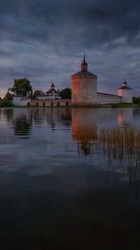 Pochmurne niebo nad Monastyrem Świętego Cyryla Biełozierskiego