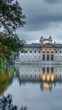 Pochmurne niebo nad Pałacem na Wyspie