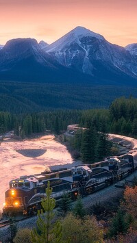 Pociąg jadący wzdłuż rzeki Bow River