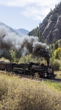 Pociąg z dymiąca lokomotywą w górach