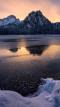 Pokryte lodem górskie jezioro Almsee