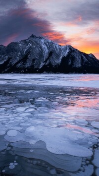 Pokryte lodem jezioro Abraham Lake i góry Canadian Rockies