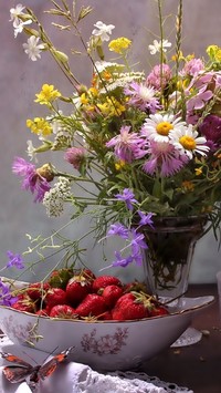 Polne kwiaty obok truskawek