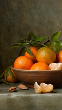 Pomarańczowe witaminy w misce