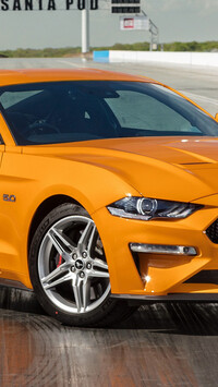 Pomarańczowy Ford Mustang VI GT