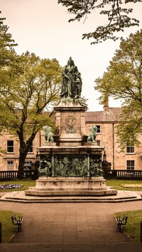 Pomnik Królowej Wiktorii w parku