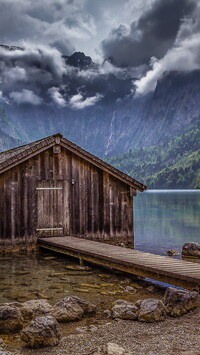 Pomost do chaty na jeziorze Obersee