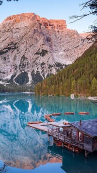 Pomost i łódki na jeziorze Lago di Braies