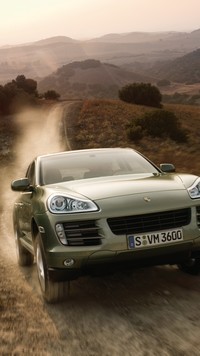 Porsche Cayenne pędzi po bezdrożach