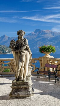 Posąg na tarasie nad jeziorem Lago di Como