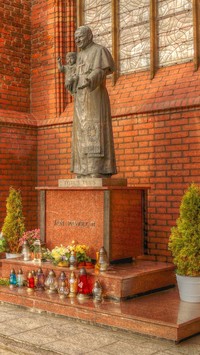 Posąg papieża przy Bazylice św.Brygidy