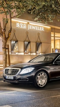 Przód czarnego Mercedesa Maybach S600