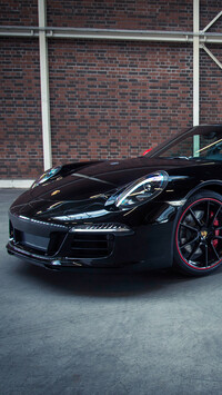 Przód czarnego Porsche 911 Carrera S Exclusive