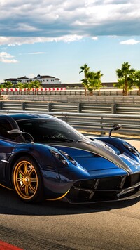 Przód niebieskiego Pagani Huayra