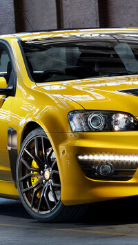Przód żółtego Holden HSV GTS