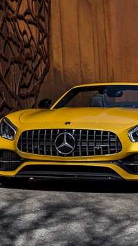 Przód żółtego Mercedesa-AMG GT