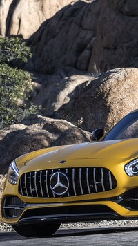 Przód żółtego Mercedesa