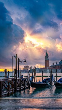 Przystań gondoli na Canal Grande w Wenecji