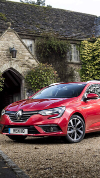 Renault Megane Sport Tourer przed domem