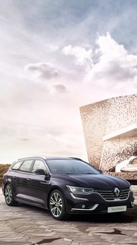 Renault Talisman przy budynku