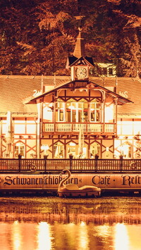 Restauracja Schwanenschlofchen nad jeziorem