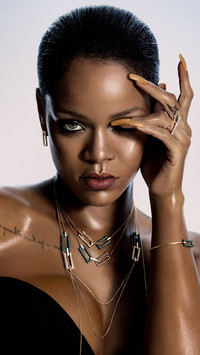 Rihanna w naszyjniku