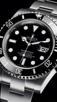 Rolex Submariner na czarnym tle