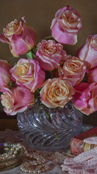 Róże w kryształowym wazonie
