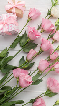 Różowe eustomy i prezenty na deskach