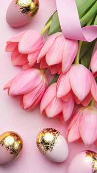 Różowe tulipany i pozłacane pisanki