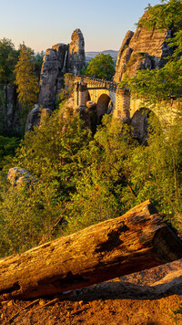 Rozświetlona formacja skalna Bastei