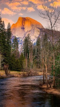 Rozświetlona góra Half Dome