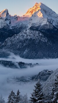 Rozświetlona góra Watzmann w Alpach