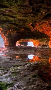 Rozświetlona słońcem jaskinia